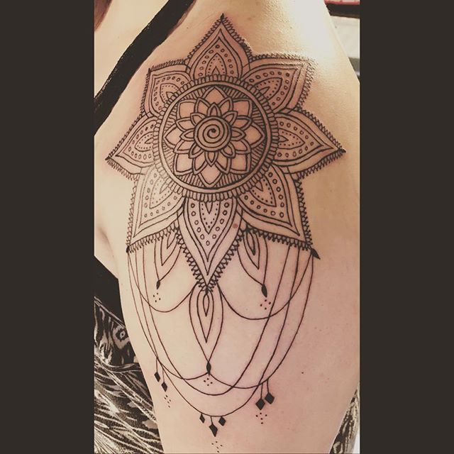 First line work session on this henna inspired mandala for Teresa, who sat great for her first tattoo! #mandala #mandalatattoo #chickswithtattoos #ladytattooers #linework