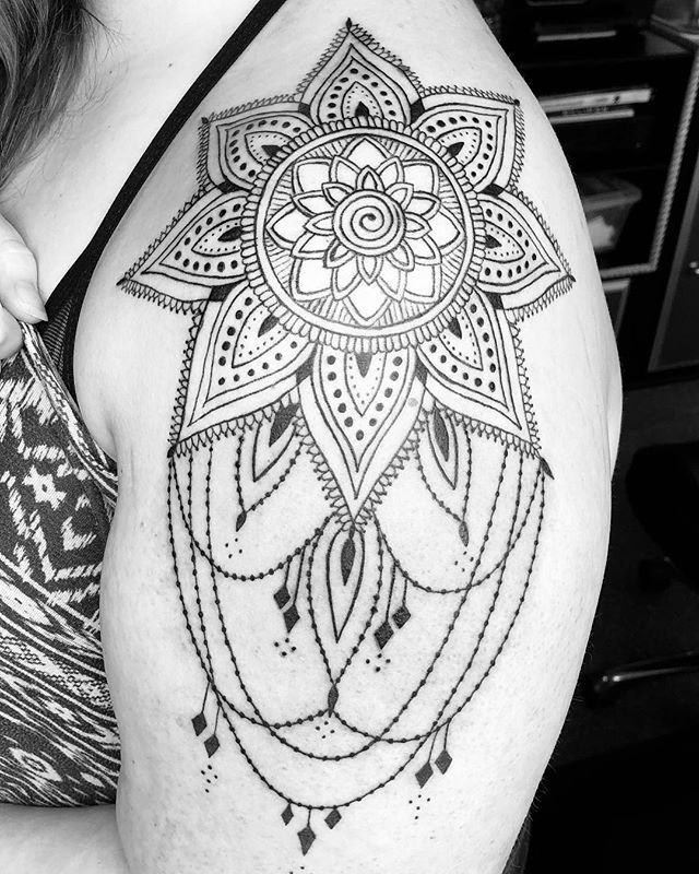 Finished this henna inspired piece on @tuhresag20 the other day, thanks Teresa! #hennatattoo #hennadesign #linework #chickswithtattoos #mandalatattoo #mandala #ladytattooers #portlandtattoo